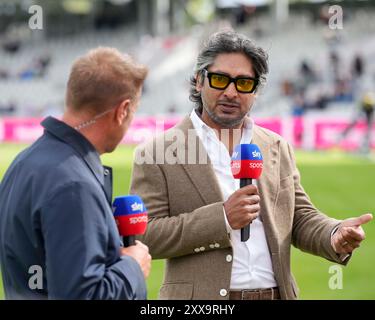 Emirates Old Trafford, Manchester, Regno Unito. 23 agosto 2024. 1° Rothesay Cricket test Match, terzo giorno, Inghilterra contro Sri Lanka; ex capitano dello Sri Lanka e punito dello Sky Sports Kumar Sangakara parla alle telecamere TV prima della partita credito: Action Plus Sports/Alamy Live News Foto Stock