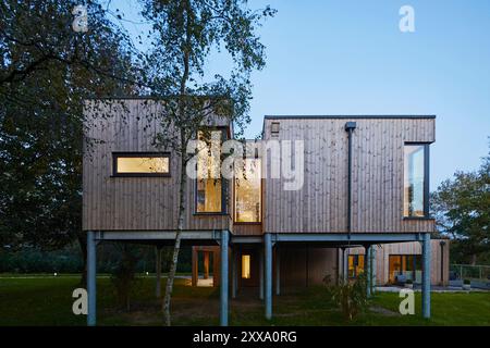 Vista laterale della casa al crepuscolo dal giardino. Serenity - Scawby Brook, Scawby Brook, Regno Unito. Architetto: Kelly e Macpherson Architects, Foto Stock