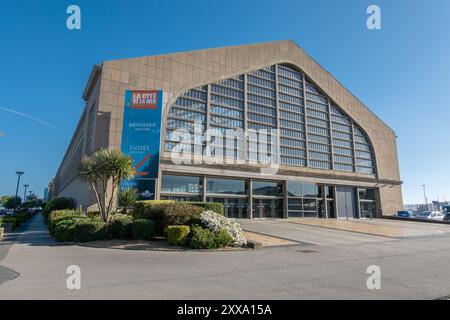 Facciata della Cité de la Mer Cherbourg, France A Maritime Museum presso il terminal delle navi da crociera di Cherbourg, 20 aprile 2024 Foto Stock