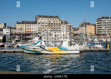 Barca turistica ormeggiata nel porto di Cherbourg, la città è sullo sfondo Cherbourg, Francia, 20 aprile 2024 Foto Stock