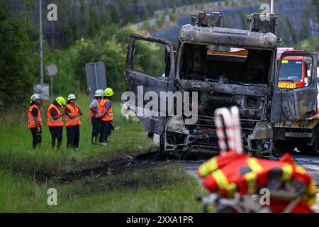 , Einsatzkräfte der Feuerwehr sind mit Nachlöscharbeiten an einem zuvor brennenden LKW im Einsatz. für die Dauer der Bergungs- und Löschmaßnahmen War die Autobahn 7 über den Nachmittag stundenlang gesperrt. Es bildete sich ein kilometerlanger Stau. Westhausen Baden-Württemberg Deutschland Westhausen *** i vigili del fuoco stanno lavorando per spegnere un camion precedentemente in fiamme la strada 7 è stata chiusa per ore nel pomeriggio per la durata delle operazioni di salvataggio e di estinzione Un ingorgo si è formato per diversi chilometri Westhausen Baden Württemberg Germania Westhausen Copyright: X xonw-imagesx Foto Stock