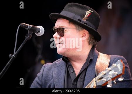 Trondheim, Norvegia. 10 agosto 2024. Il cantante e musicista norvegese Trond Helge Johnsen esegue un concerto dal vivo allo Sverresborg Folkemuseum di Trondheim. Foto Stock