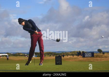 Fife, Regno Unito. 23 agosto 2024. 23 agosto 2024; Old Course at St Andrews, St Andrews, Fife, Scozia; AIG Womens Open Golf, Round 2; Nelly Korda degli Stati Uniti tira fuori sulla diciassettesima buca del vecchio campo, St Andrews Links durante il secondo round dell'AIG Women's Open Credit: Action Plus Sports Images/Alamy Live News Foto Stock