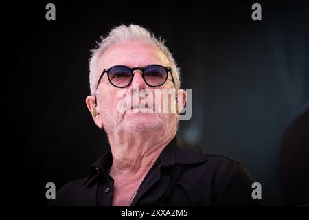 Trondheim, Norvegia. 10 agosto 2024. Il cantante e musicista norvegese Åge Aleksandersen esegue un concerto dal vivo al Folkemuseum di Sverresborg a Trondheim Foto Stock