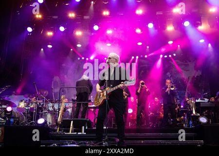 Trondheim, Norvegia. 10 agosto 2024. Il cantante e musicista norvegese Åge Aleksandersen esegue un concerto dal vivo al Folkemuseum di Sverresborg a Trondheim Foto Stock