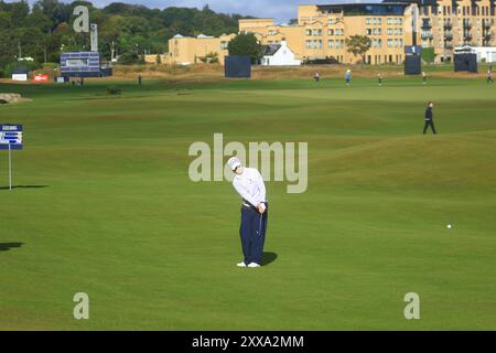 Fife, Regno Unito. 23 agosto 2024. 23 agosto 2024; Old Course at St Andrews, St Andrews, Fife, Scozia; AIG Womens Open Golf, Round 2; Andrea Lee degli Stati Uniti chip al diciottesimo green del Old Course, St Andrews Links durante il secondo round dell'AIG Women's Open Credit: Action Plus Sports Images/Alamy Live News Foto Stock