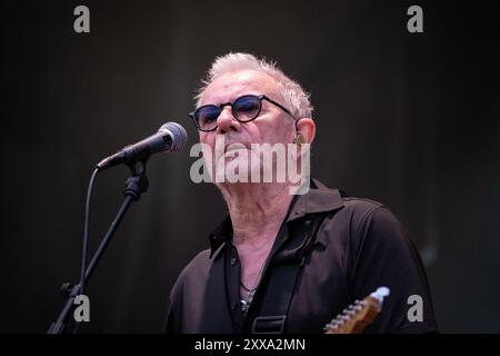 Trondheim, Norvegia. 10 agosto 2024. Il cantante e musicista norvegese Åge Aleksandersen esegue un concerto dal vivo al Folkemuseum di Sverresborg a Trondheim Foto Stock