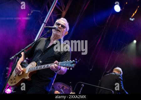 Trondheim, Norvegia. 10 agosto 2024. Il cantante e musicista norvegese Åge Aleksandersen esegue un concerto dal vivo al Folkemuseum di Sverresborg a Trondheim Foto Stock
