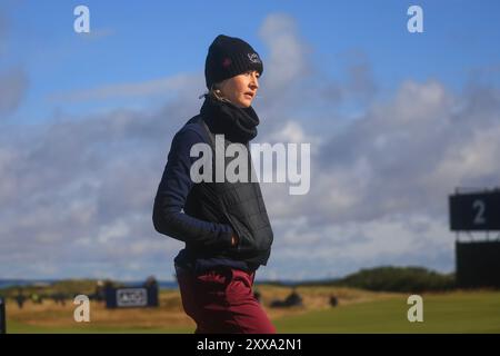 Fife, Regno Unito. 23 agosto 2024. 23 agosto 2024; Old Course at St Andrews, St Andrews, Fife, Scozia; AIG Womens Open Golf, Round 2; Nelly Korda degli Stati Uniti sul fairway della diciassettesima buca del vecchio campo, St Andrews Links durante la seconda prova dell'AIG Women's Open Credit: Action Plus Sports Images/Alamy Live News Foto Stock