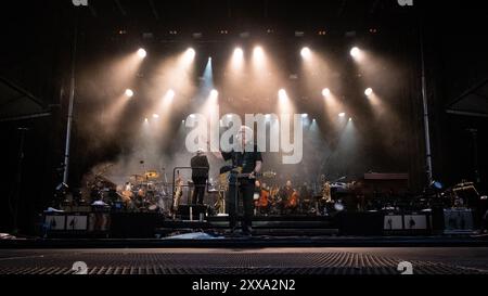 Trondheim, Norvegia. 10 agosto 2024. Il cantante e musicista norvegese Åge Aleksandersen esegue un concerto dal vivo al Folkemuseum di Sverresborg a Trondheim Foto Stock