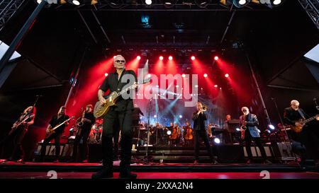 Trondheim, Norvegia. 10 agosto 2024. Il cantante e musicista norvegese Åge Aleksandersen esegue un concerto dal vivo al Folkemuseum di Sverresborg a Trondheim Foto Stock