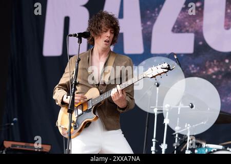 Southsea, Hampshire, UK, Razorlight si esibiscono sul palco comune al Victorious Festival venerdì 23 agosto 2024 Photo Credit Emma Terracciano/Alamy Live News Foto Stock