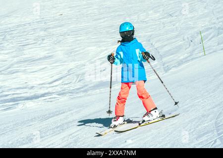 Sci da vicino, sciatrice per principianti, sciatrice piccola su piste innevate durante le vacanze in località sciistica Foto Stock