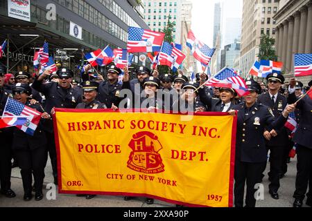 Dominican Day Parade: Gli ufficiali della NYPD marciano come membri della Hispanic Society Inc. Foto Stock