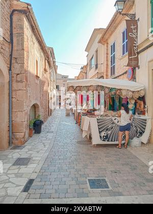 Santanyi, Spagna; 3 agosto 2024: Vista generale del mercato settimanale di strada con turisti nella città di Santanyi in estate Foto Stock