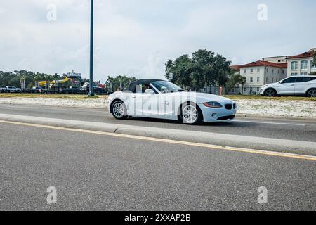 Gulfport, MS - 5 ottobre 2023: Vista grandangolare dell'angolo anteriore di un in una mostra di auto locale. Foto Stock