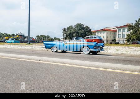 Gulfport, MS - 5 ottobre 2023: Vista grandangolare dell'angolo anteriore di un in una mostra di auto locale. Foto Stock