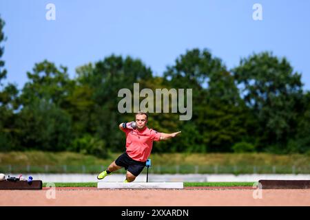 Stoccarda, Germania. 23 agosto 2024. Para atletica: Media Day di Niko Kappel davanti ai Giochi Paralimpici di Parigi 2024. Niko Kappel in azione durante una sessione di allenamento al suo Media Day in vista delle Paralimpiadi di Parigi 2024. Credito: Tom Weller/dpa/Alamy Live News Foto Stock