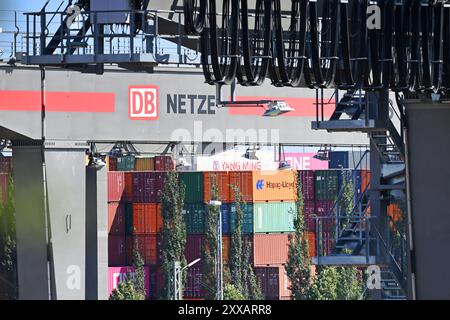 Monaco di Baviera, Germania. 23 agosto 2024. Veduta della società tedesca di movimentazione Rail-Road (DUSS) mbH Muenchen Riem vicino a Feldkirchen, nello stato della Baviera, carico container. ? Credito: dpa/Alamy Live News Foto Stock