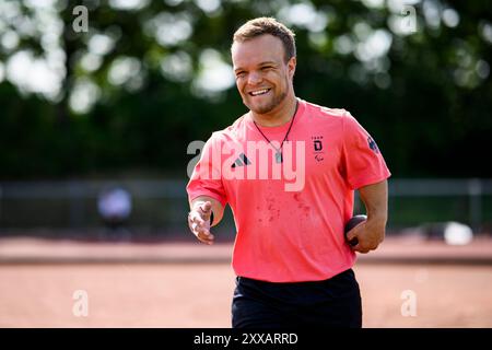 Stoccarda, Germania. 23 agosto 2024. Para atletica: Media Day di Niko Kappel davanti ai Giochi Paralimpici di Parigi 2024. Niko Kappel in azione durante una sessione di allenamento al suo Media Day in vista delle Paralimpiadi di Parigi 2024. Credito: Tom Weller/dpa/Alamy Live News Foto Stock