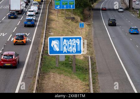 Le auto viaggiano su un'autostrada del regno unito, avvicinandosi a uno svincolo per le strade a429 e a46 Foto Stock