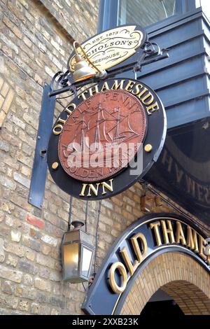 The Old Thameside Inn, Nicholson's Pub, pub sul lungofiume situato sui terreni storici del molo di Pickford's Wharf a Londra Foto Stock