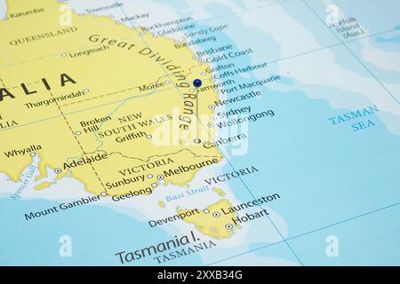 Foto macro della città di Canberra con un ago blu nella mappa politica del paese dell'Australia Foto Stock