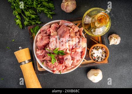 Carne di vitello, gulasch tritato crudo di carne rossa di manzo, con erbe aromatiche, condimento, olio d'oliva e spezie, cena di cucina, spazio copia sfondo Foto Stock