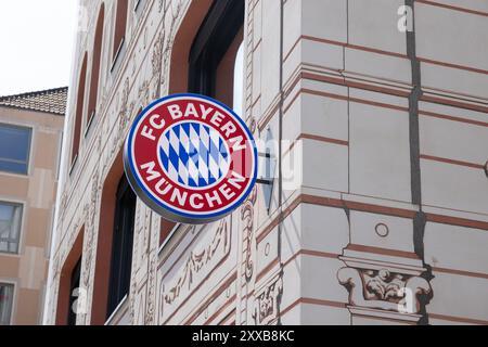 23 agosto 2024 - Monaco di Baviera, GERMANIA: Negozio della squadra di calcio FC Bayern München nella città di Monaco, Germania. Foto Stock