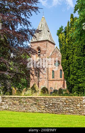 La chiesa vittoriana di St. Mary (aperta nel 1870) costruita con la locale Old Red Sandstone nel villaggio di Walton, Cumbria, Inghilterra Foto Stock