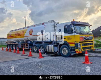 Un'autocisterna Shell per autocarri petroliferi che fa rifornimento presso una stazione di pompaggio Shell a Kuantan, Pahang, Malesia. Foto Stock