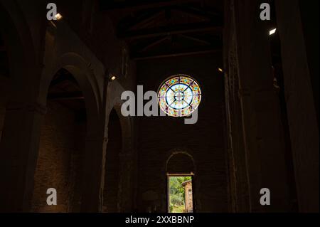 La chiesa di Santa Maria di Ronzano sorge su una collina nella valle del Mavone. L'edificio apparteneva al complesso monastico dell'abbazia dell'Ordo benedettino Foto Stock