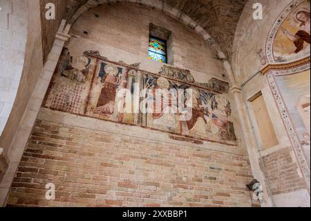 La chiesa di Santa Maria di Ronzano sorge su una collina nella valle del Mavone. L'edificio apparteneva al complesso monastico dell'abbazia dell'Ordo benedettino Foto Stock