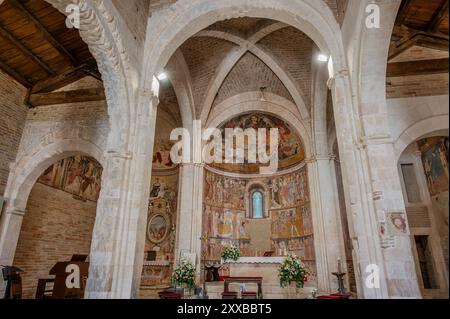 La chiesa di Santa Maria di Ronzano sorge su una collina nella valle del Mavone. L'edificio apparteneva al complesso monastico dell'abbazia dell'Ordo benedettino Foto Stock