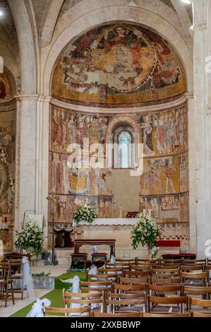 La chiesa di Santa Maria di Ronzano sorge su una collina nella valle del Mavone. L'edificio apparteneva al complesso monastico dell'abbazia dell'Ordo benedettino Foto Stock