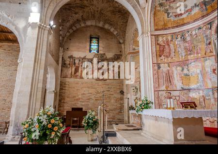 La chiesa di Santa Maria di Ronzano sorge su una collina nella valle del Mavone. L'edificio apparteneva al complesso monastico dell'abbazia dell'Ordo benedettino Foto Stock