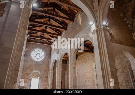 La chiesa di Santa Maria di Ronzano sorge su una collina nella valle del Mavone. L'edificio apparteneva al complesso monastico dell'abbazia dell'Ordo benedettino Foto Stock