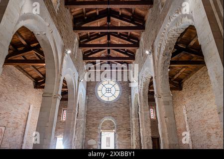 La chiesa di Santa Maria di Ronzano sorge su una collina nella valle del Mavone. L'edificio apparteneva al complesso monastico dell'abbazia dell'Ordo benedettino Foto Stock