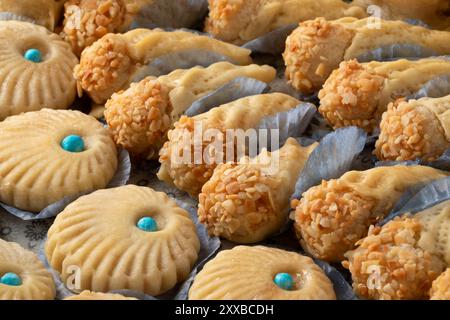 Piatto con tradizionali biscotti marocchini festivi a tutto tondo come sfondo da vicino Foto Stock