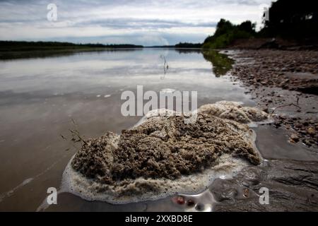 Schiuma sulla superficie di un fiume confinanti con i bacini di decantazione degli sterili sono utilizzati dalle compagnie petrolifere per depositare i rifiuti tossici. Il Chipewyan banda di prima nazione che vive a Fort McKay sono preoccupati per l'impatto ambientale di consentire la sabbia di olio le aziende ad operare nel loro quartiere. Foto Stock