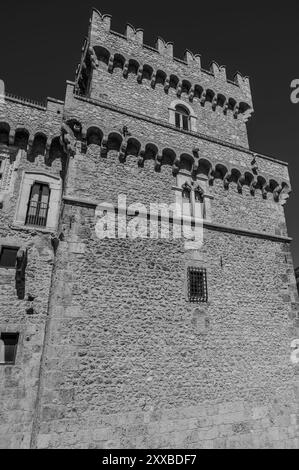 Il Castello Piccolomini di Celano si affaccia sulla pianura del Fucino, un tempo occupata dal terzo lago più grande d'Italia, maestosamente e con imposanza. Foto Stock