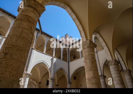 Il Castello Piccolomini di Celano si affaccia sulla pianura del Fucino, un tempo occupata dal terzo lago più grande d'Italia, maestosamente e con imposanza. Foto Stock