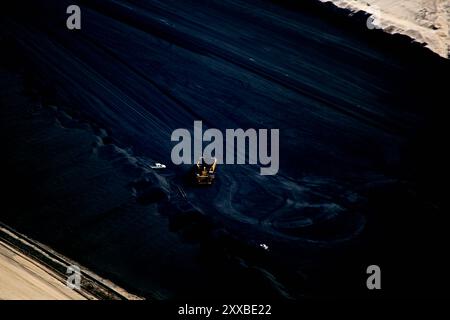 Il bitume olio ricco di sabbia è prelevato per la lavorazione in uno dei petrolio miniere di sabbia in Fort McMurray in Alberta, Canada. L'Athabasca oil sands deposito è tra le più grandi del mondo. Il bitume, anche comunemente denominato tar (quindi tar sands), contiene un sacco di idrocarburi, ma è notoriamente difficile da estrarre. Per ogni 100 BTU di energia estratta, 70 BTU è perso nel processo. Soltanto nel 2011, l'olio le sabbie Operazioni in Canada prodotti 55 milioni di tonnellate di 'le emissioni di gas a effetto serra". Questo è l'otto per cento del Canada è emissioni totali. Foto Stock