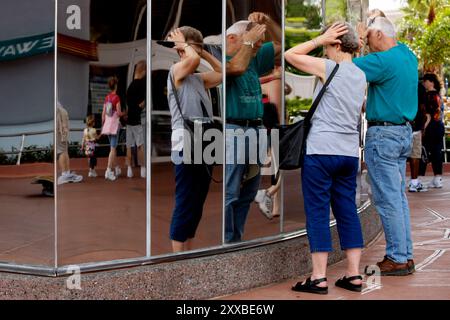 Orlando, Florida, Stati Uniti, 20090325: Il Disney EPCOT Center di Orlando. L'architettura futuristica rende un buon specchio per la regolazione dei capelli. Foto: Orjan F. Ellingvag/ Dagbladet/ Corbis Foto Stock