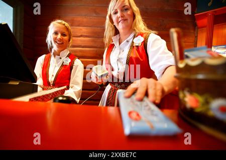 Orlando, Florida, Stati Uniti, 20090325: Il Disney EPCOT Center di Orlando. Caramelle norvegesi servite da Norwegian Mari e Linda al Norway Pavillion. Foto: Orjan F. Ellingvag/ Dagbladet/ Corbis Foto Stock