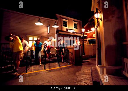 Orlando, Florida, Stati Uniti, 20090325: Il Disney EPCOT Center di Orlando. I visitatori che escono da una "nave vichinga" al padiglione della Norvegia. Foto: Orjan F. Ellingvag/ Dagbladet/ Corbis Foto Stock