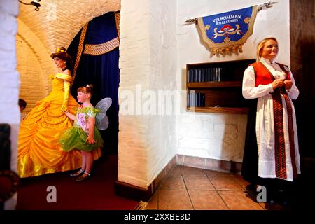 Orlando, Florida, Stati Uniti, 20090325: Il Disney EPCOT Center di Orlando. Presso l'Akershus Royal Banquet Hall le bambine possono cenare e posare con principesse in stile Disney mentre vengono servite da uno staff norvegese al Norway Pavillion. Foto: Orjan F. Ellingvag/ Dagbladet/ Corbis Foto Stock