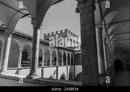 Il Castello Piccolomini di Celano si affaccia sulla pianura del Fucino, un tempo occupata dal terzo lago più grande d'Italia, maestosamente e con imposanza. Foto Stock