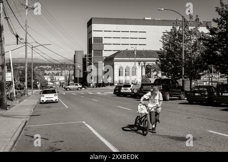 Un senzatetto vagava per le strade di Everett. Senza campeggio ufficiale e rifugi chiusi a causa della COVID-19, i senzatetto sono sparsi per la città Foto Stock