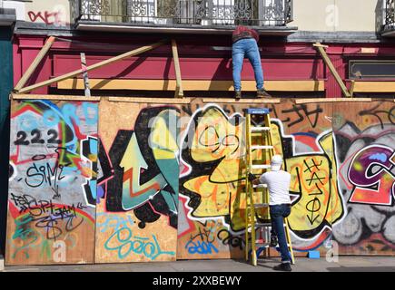 Londra, Regno Unito. 23 agosto 2024. I lavoratori salgono a bordo dei negozi prima del Carnevale di Notting Hill, che si svolge il 25 e 26 agosto. (Credit Image: © Vuk Valcic/SOPA Images via ZUMA Press Wire) SOLO PER USO EDITORIALE! Non per USO commerciale! Crediti: ZUMA Press, Inc./Alamy Live News Foto Stock